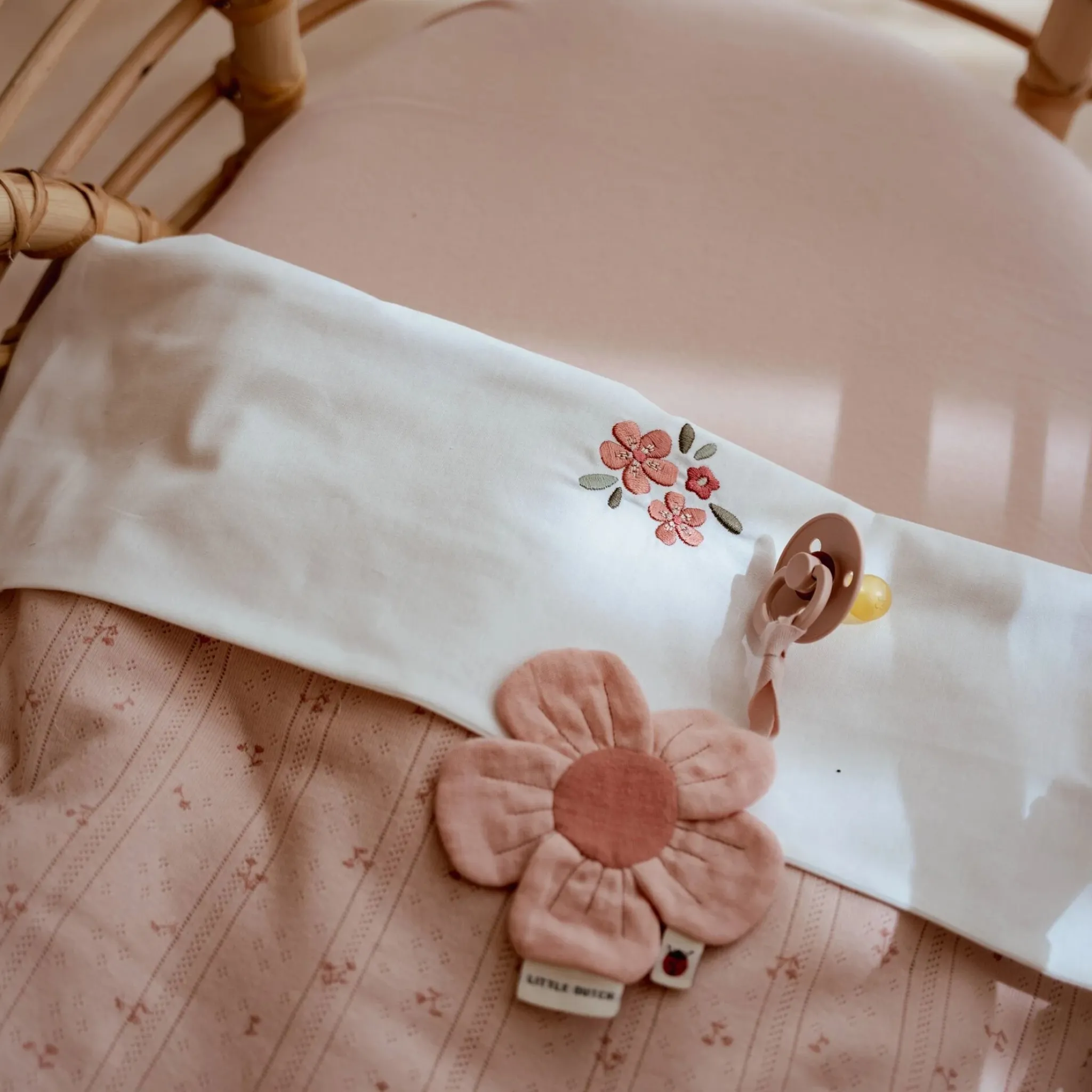 Little Dutch Crib fitted sheet – Pink – Essentials Sale